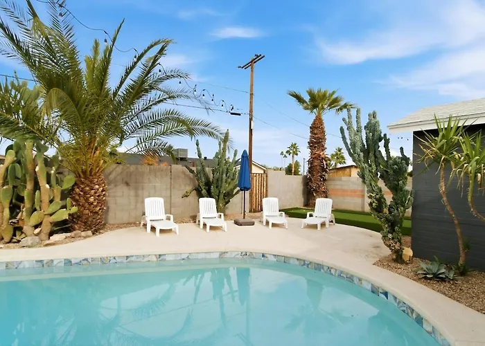 Old Town Retreat With A Pool And Putting Scottsdale