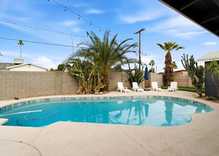 Old Town Retreat With A Pool And Putting Holiday home