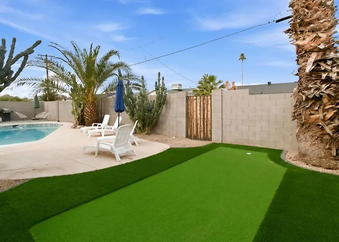Old Town Retreat With A Pool And Putting Scottsdale