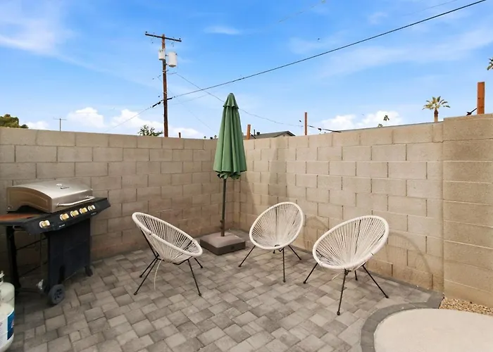 Old Town Retreat With A Pool And Putting Holiday home Scottsdale