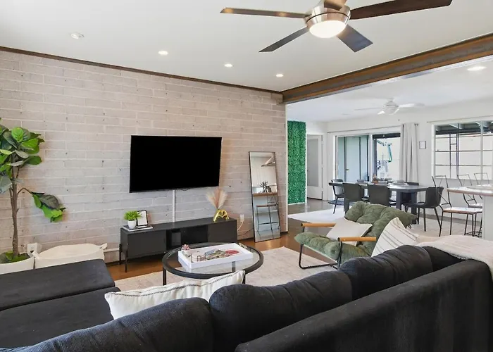 Holiday home Old Town Retreat With A Pool And Putting Scottsdale